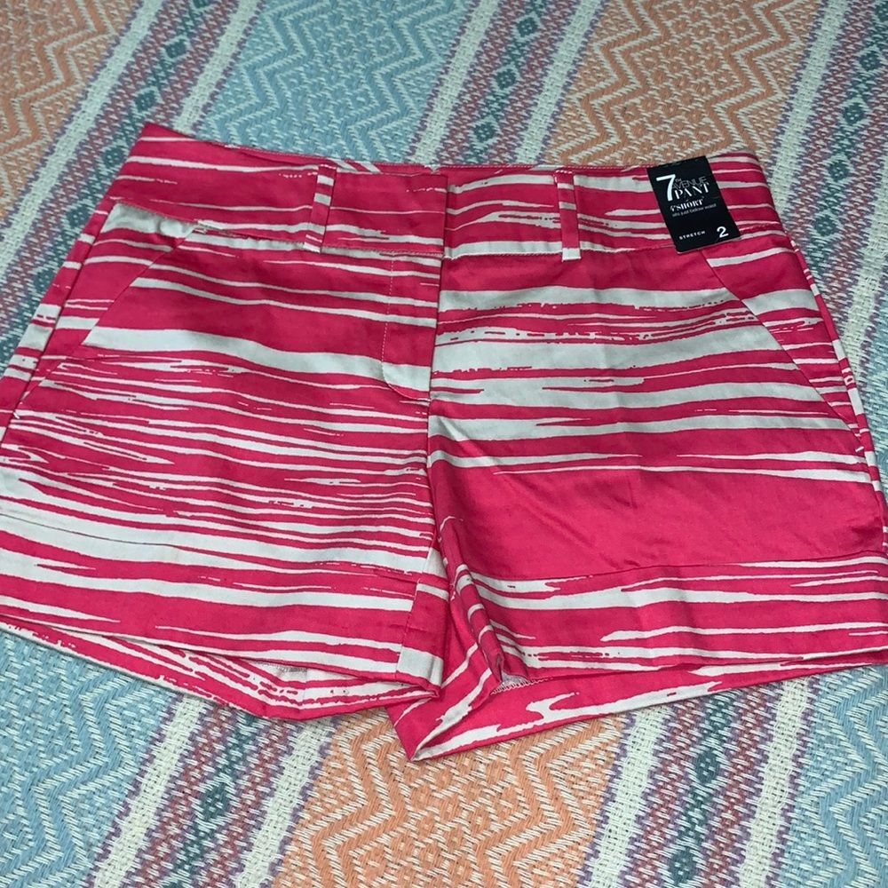 NEW New York & Co 2 Pink White Brushstroke Striped Chino Shorts Sits Below Waist